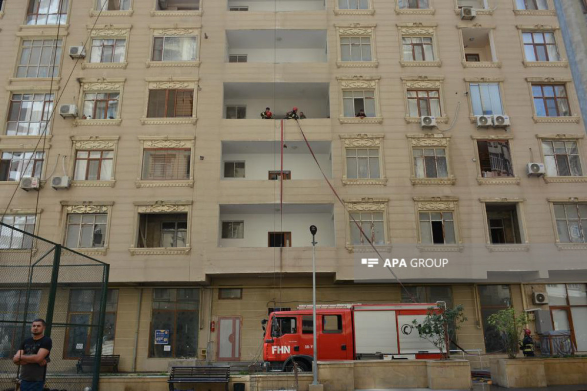 Bakıda yaşayış binasında yanğın olub, 8 nəfər təxliyə edilib - VİDEO  - YENİLƏNİB-1 