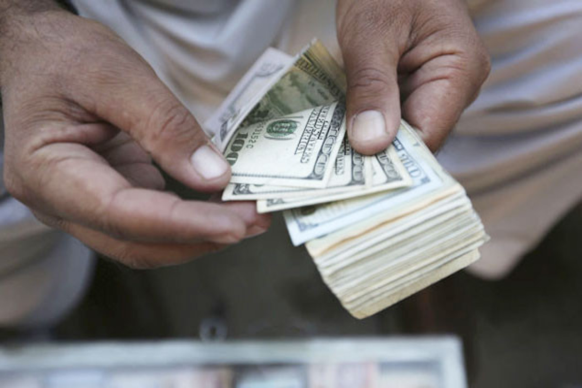 За последний год спрос на доллары в  Азербайджане снизился почти на 38%