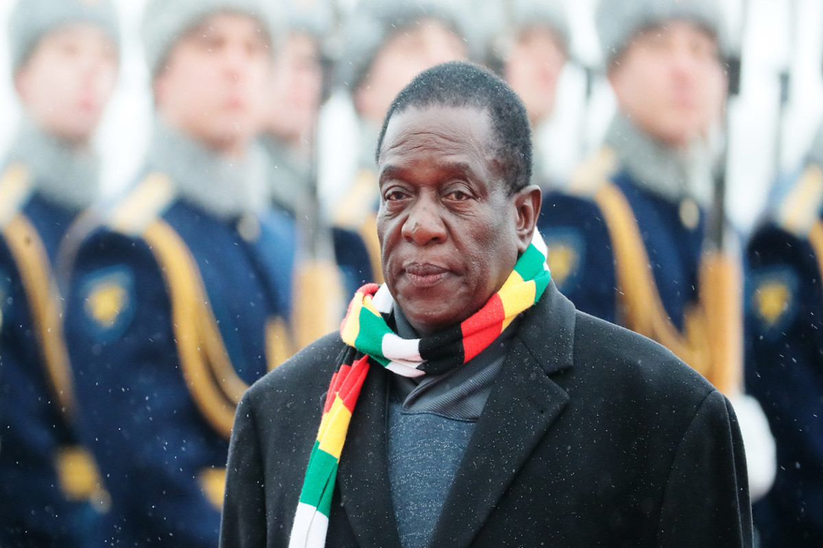 Putin Zimbabve prezidentinə helikopter hədiyyə edib