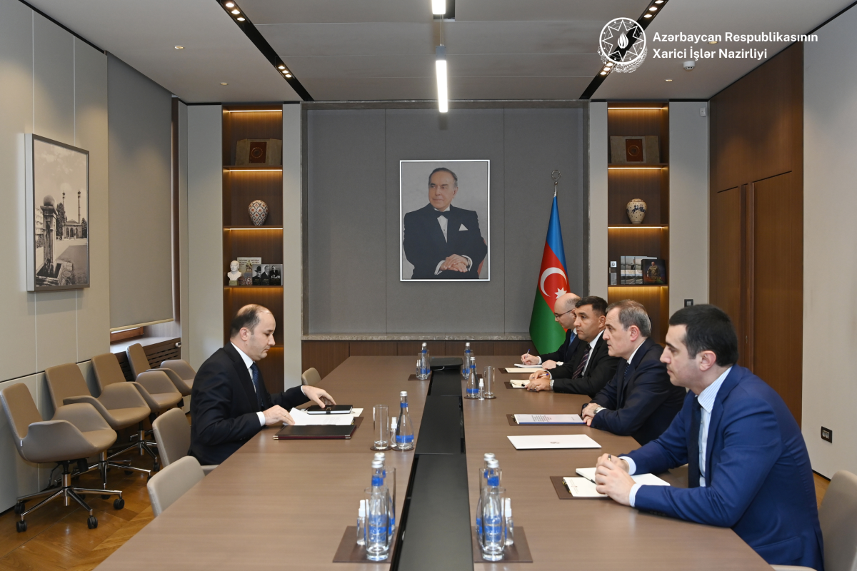 Tacikistan səfiri etimadnaməsinin surətini nazirə təqdim edib