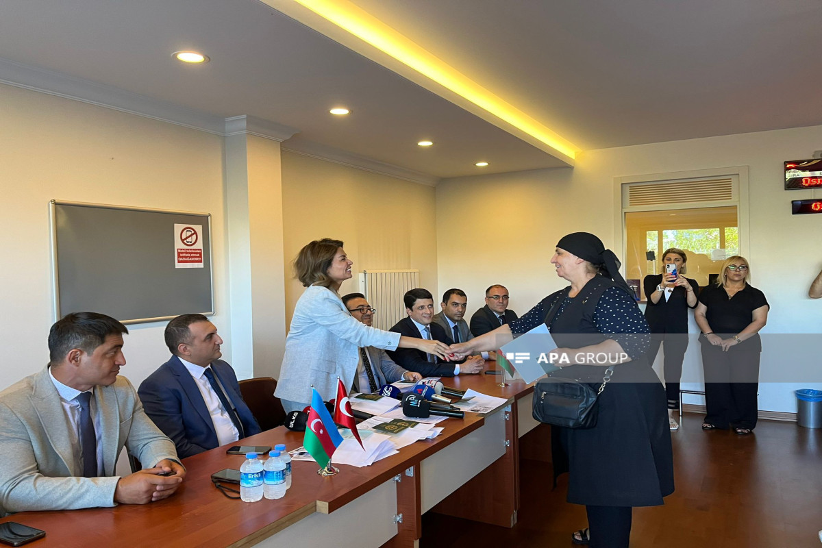 Türkiyədə sənədsiz yaşayan Azərbaycan Respublikasının vətəndaşı olması ehtimal olunan bir qrup şəxsə pasport verilib - FOTO 