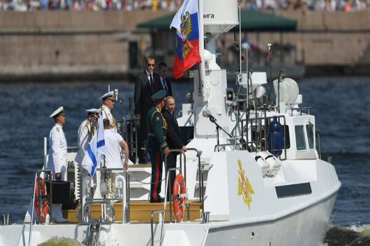 Putin Rusiya Hərbi Dəniz Qüvvələrinin paradını qəbul edir - FOTO  - VİDEO 