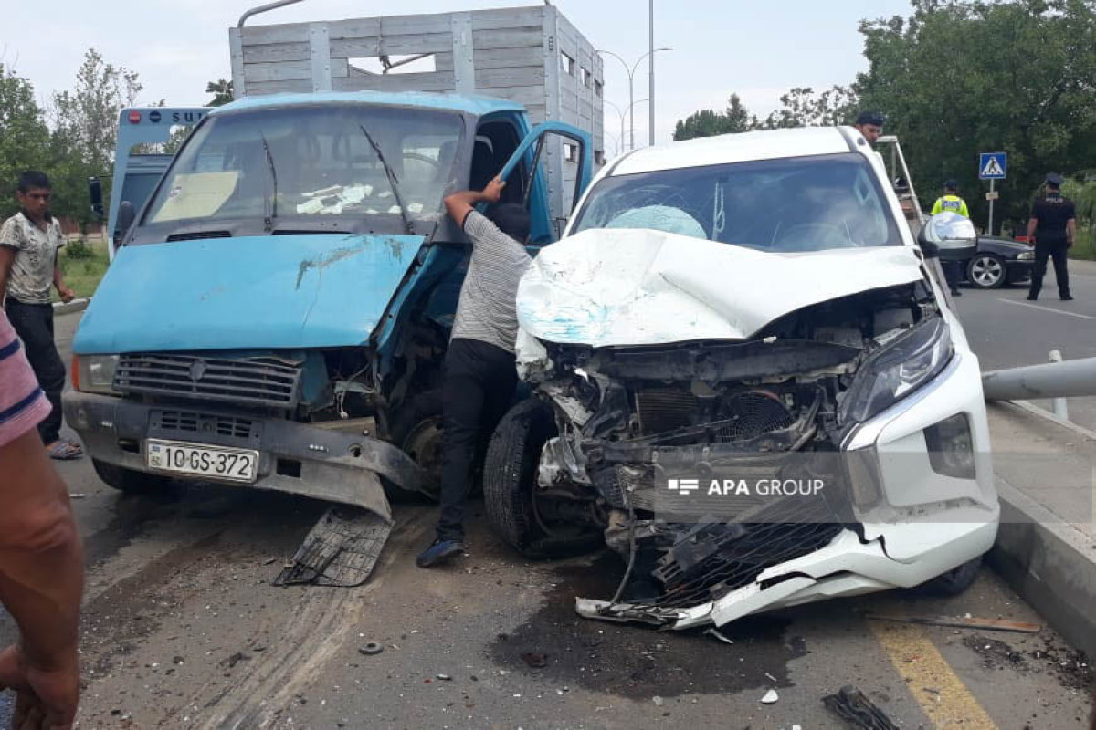 Gəncədə minik avtomobili yük maşını ilə toqquşub - FOTO  - YENİLƏNİB 