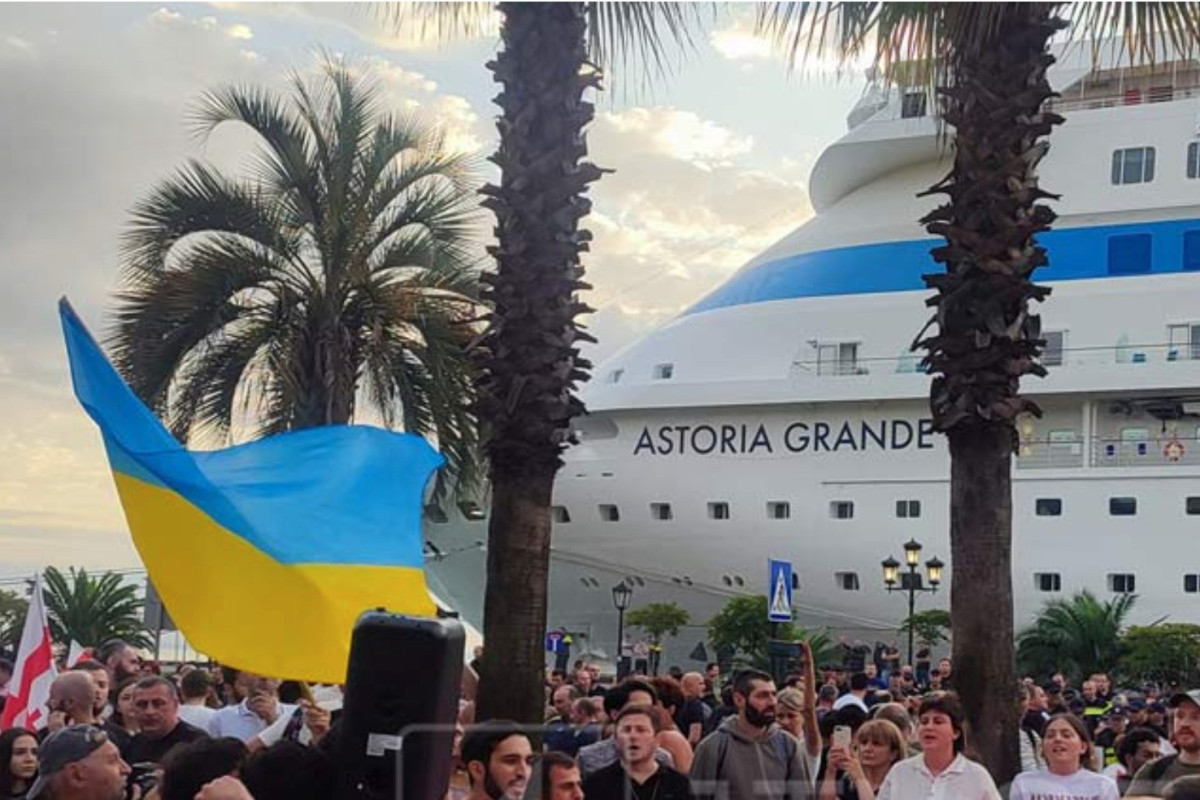 Rusiyalı turistləri daşıyan gəmi Gürcüstanda etirazla qarşılanıb, 10 nəfər saxlanılıb - YENİLƏNİB 