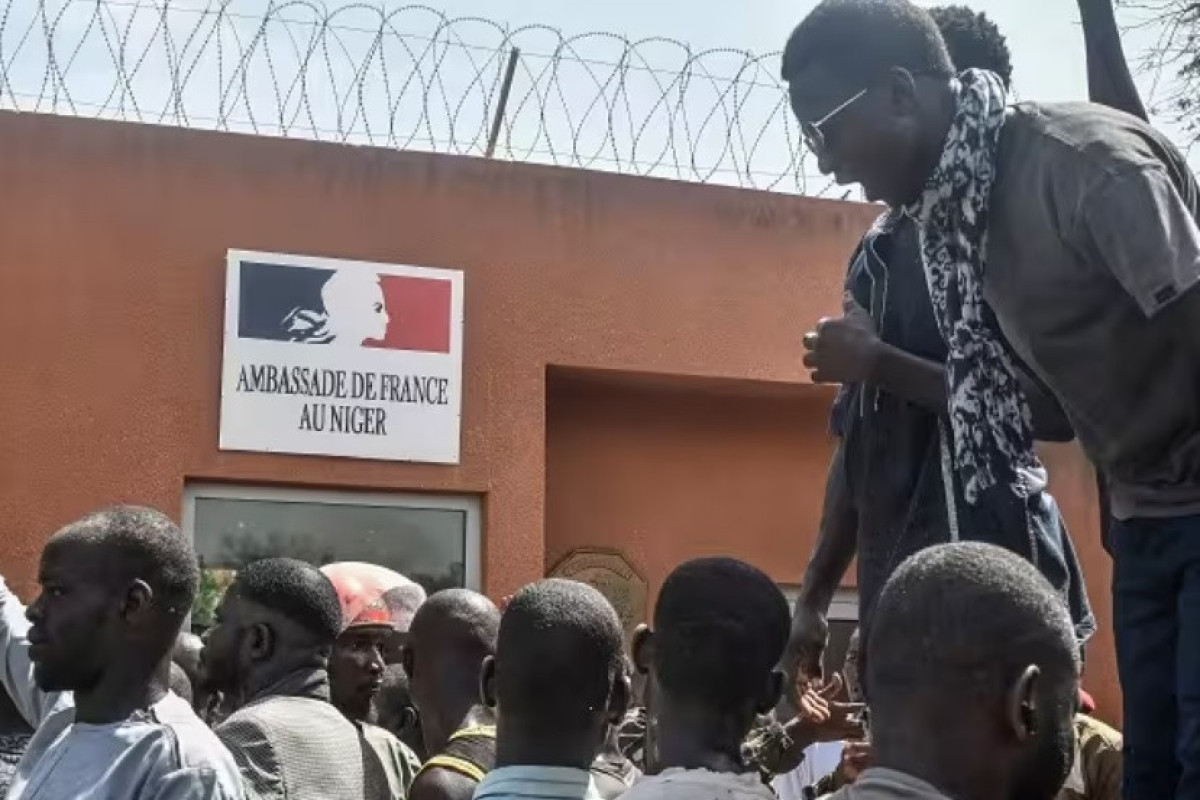 Nigerdə etirazçılar Fransa səfirliyi qarşısında aksiya keçirir