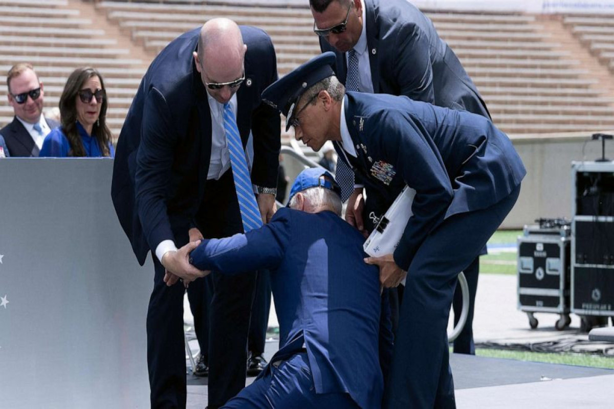 Байден упал на вручении дипломов выпускникам академии ВВС США-ФОТО -ВИДЕО 