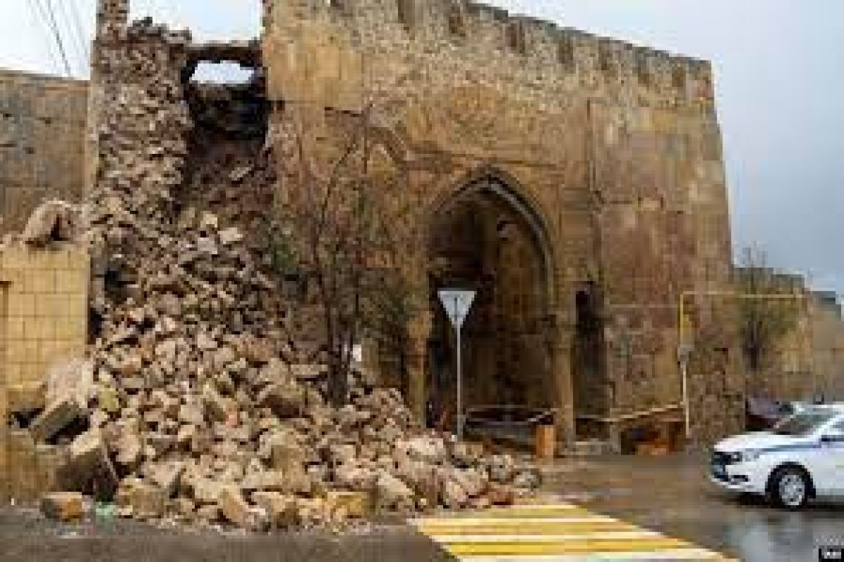 В Дербенте начали реставрировать обрушившуюся часть крепостной стены