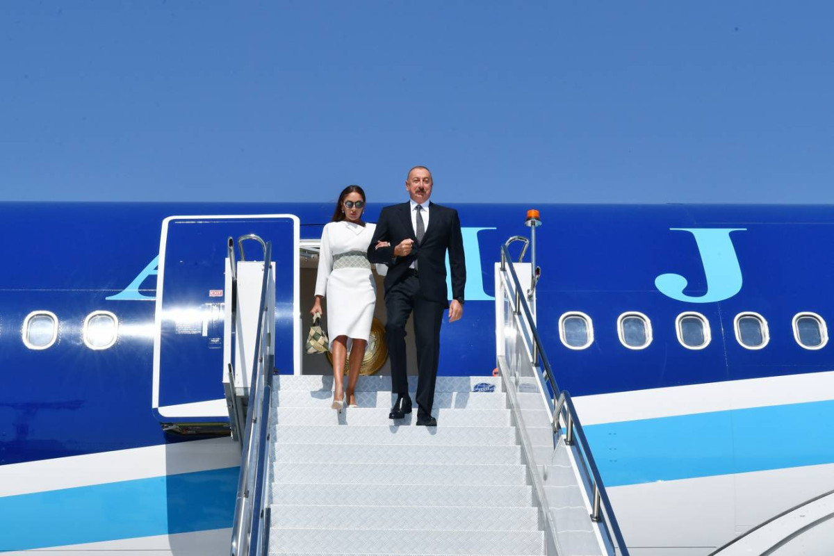 Президент Азербайджана Ильхам Алиев и первая леди Мехрибан Алиева прибыли с рабочим визитом в Турцию