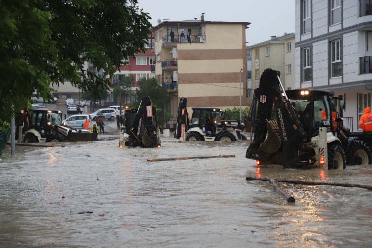 Türkiyədə sel nəticəsində yol çöküb, evlər su altında qalıb - FOTO 