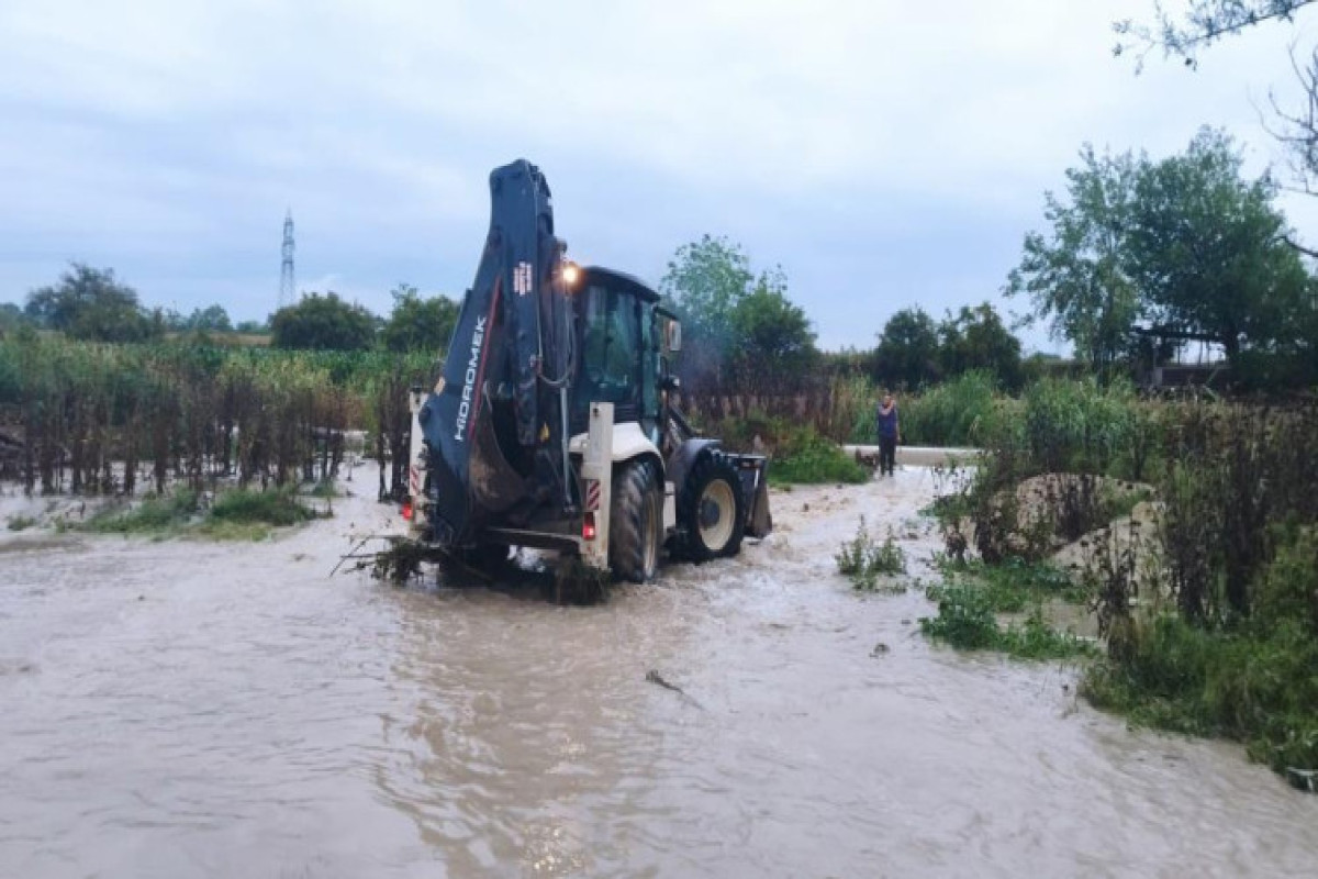 Türkiyədə sel nəticəsində yol çöküb, evlər su altında qalıb - FOTO 
