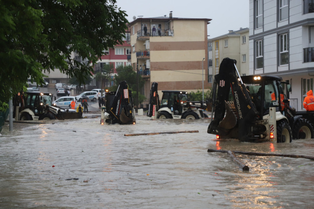 В Турции в результате наводнения обрушилась дорога, затопило дома - ФОТО 