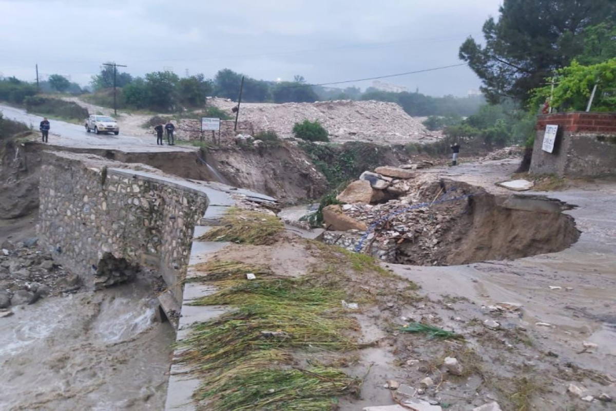 В Турции в результате наводнения обрушилась дорога, затопило дома - <span class="red_color">ФОТО