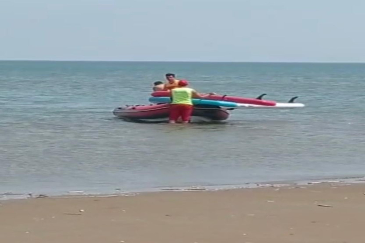 Спасатели МЧС спасли тонувших в море двух человек