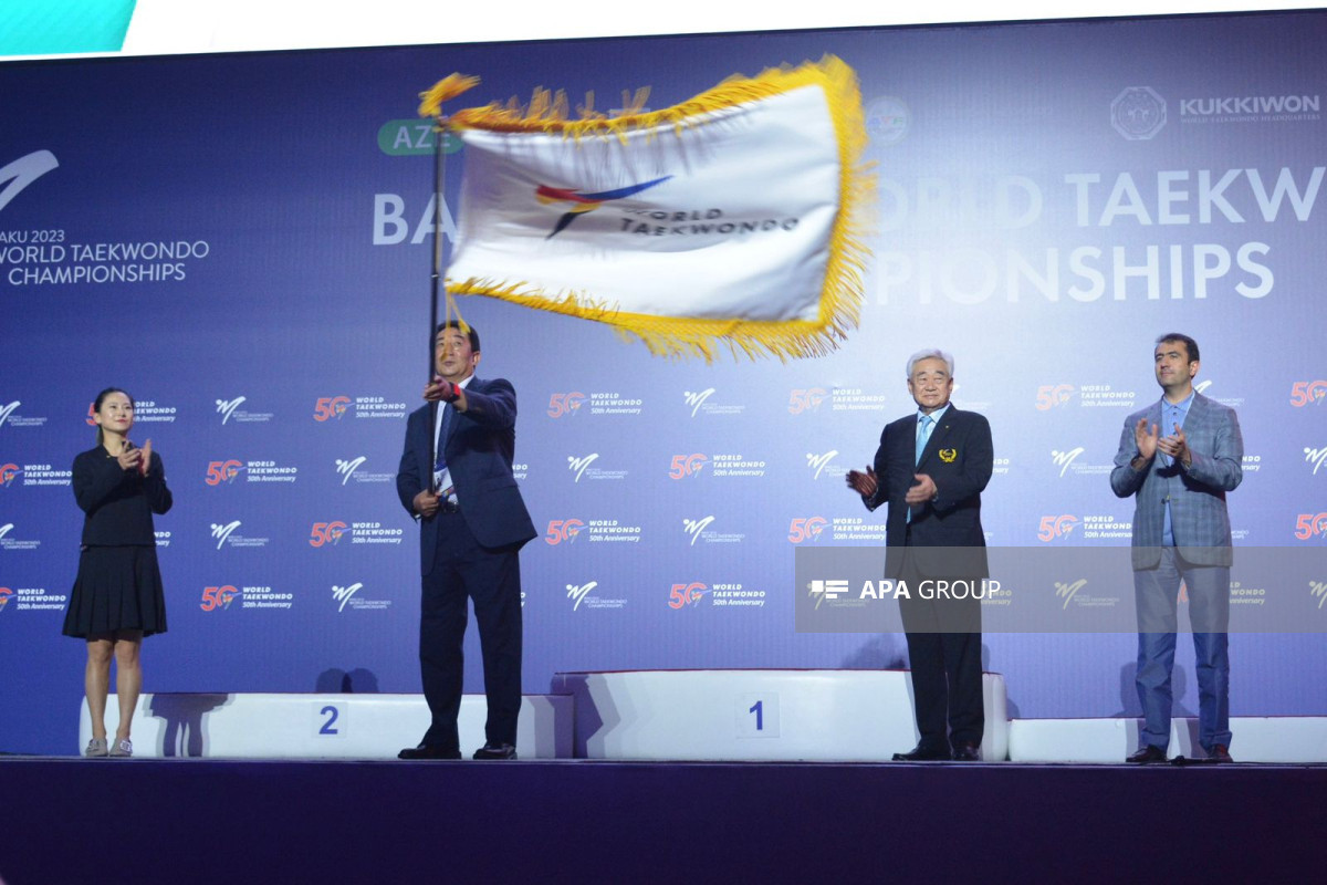 В Баку завершился чемпионат мира по таэквондо, Азербайджан передал флаг ЧМ Китаю-ФОТО 
