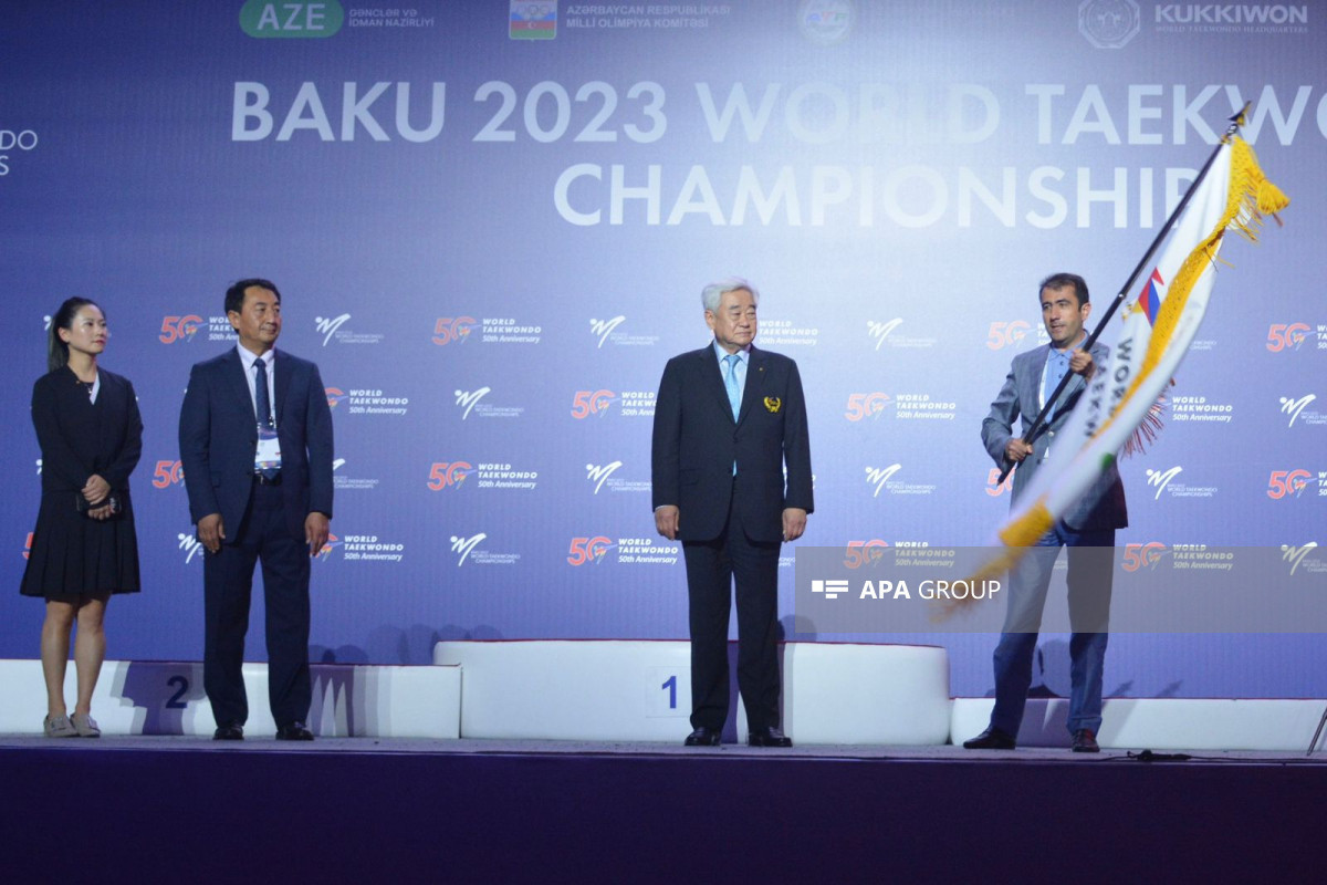 В Баку завершился чемпионат мира по таэквондо, Азербайджан передал флаг ЧМ Китаю-ФОТО 