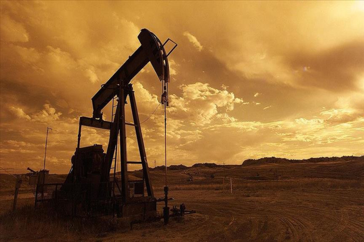 Oil falls as global backdrop outweighs Saudi output cut