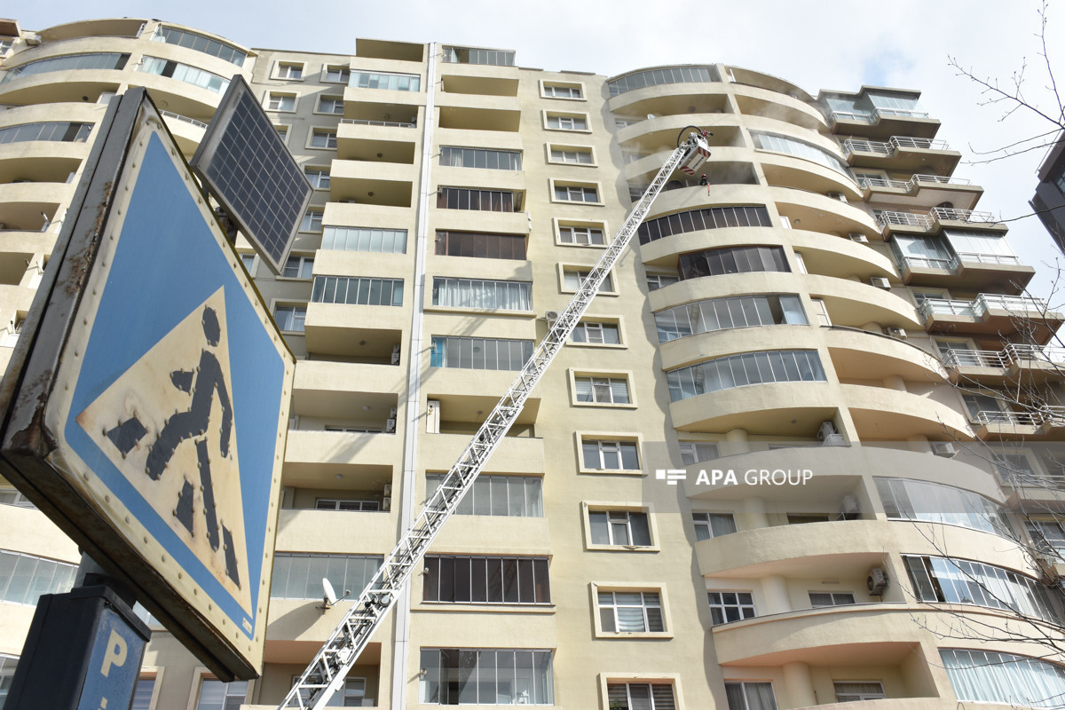 Устранена ситуация, вызванная ветром в жилом доме в Баку-ВИДЕО 