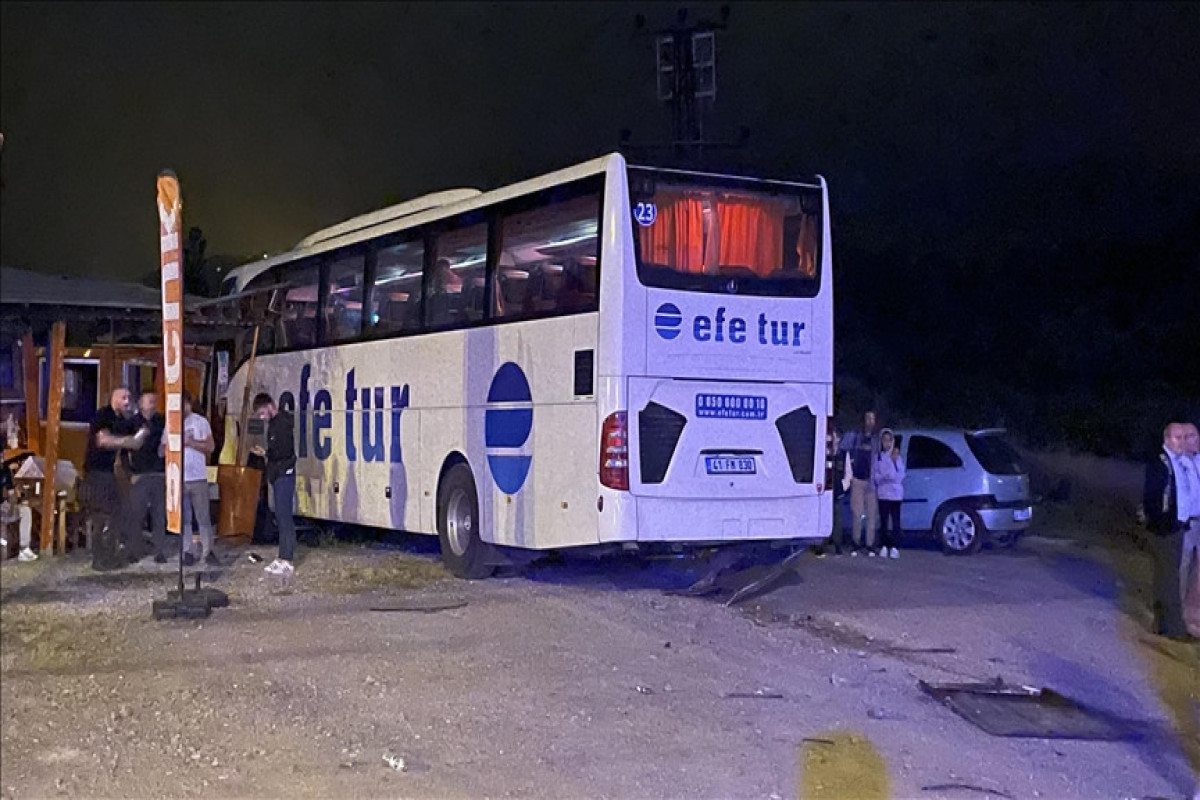 Türkiyədə avtobus minik avtomobili ilə toqquşub, 2 nəfər ölüb
