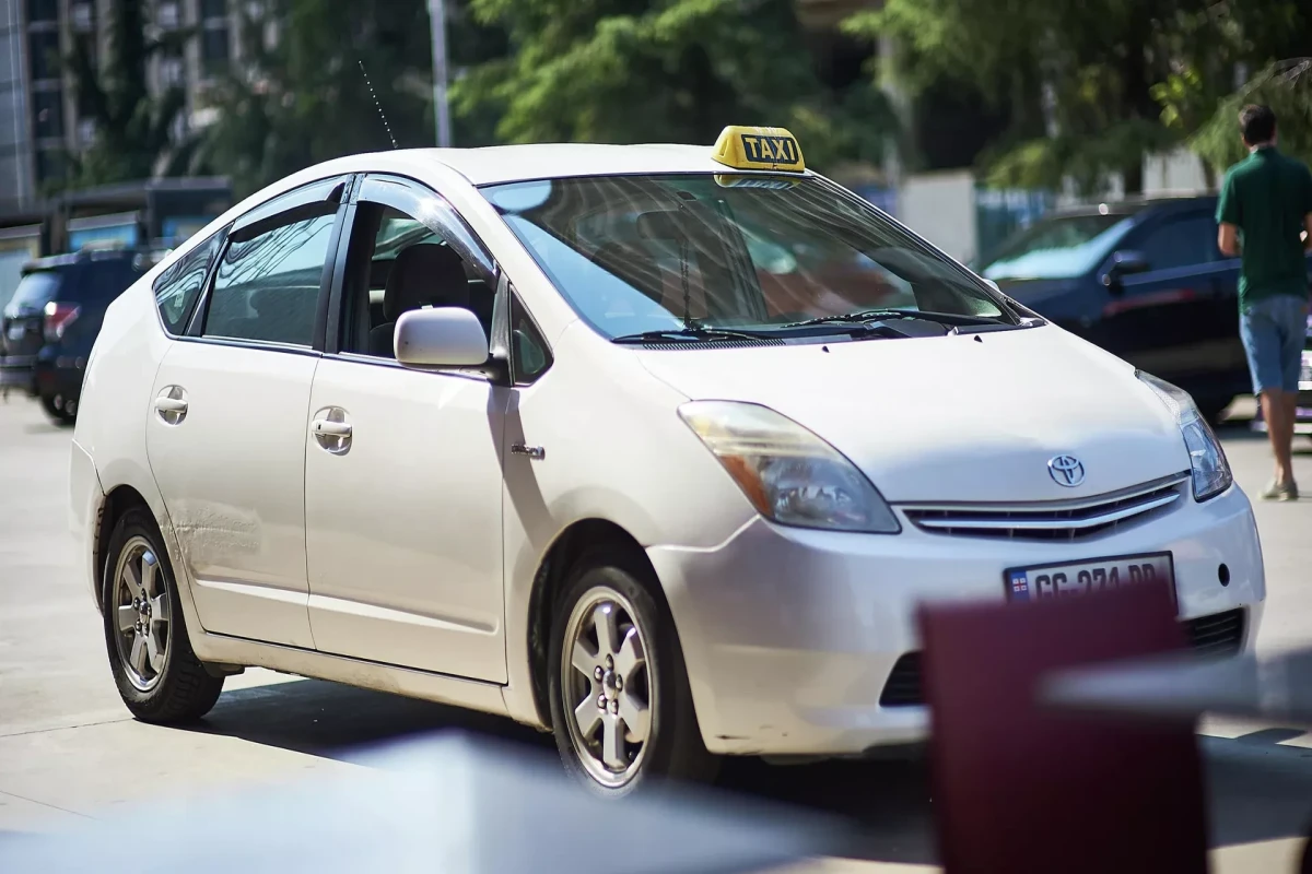Avtomobillə sərnişin və yük daşımaları sahəsində fəaliyyətə verilən icazələrin siyahısı dəyişir