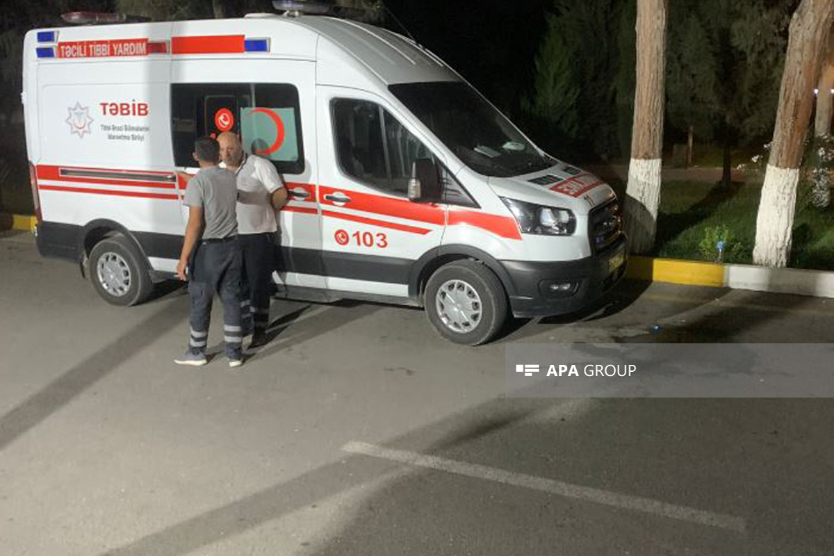 Bakıda avtomobillə vurulan piyada təcili yardım xərəyindən düşərək ölüb - FOTO 