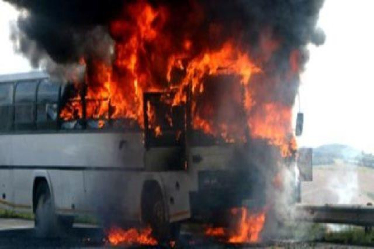 Bakıda avtobus yanıb