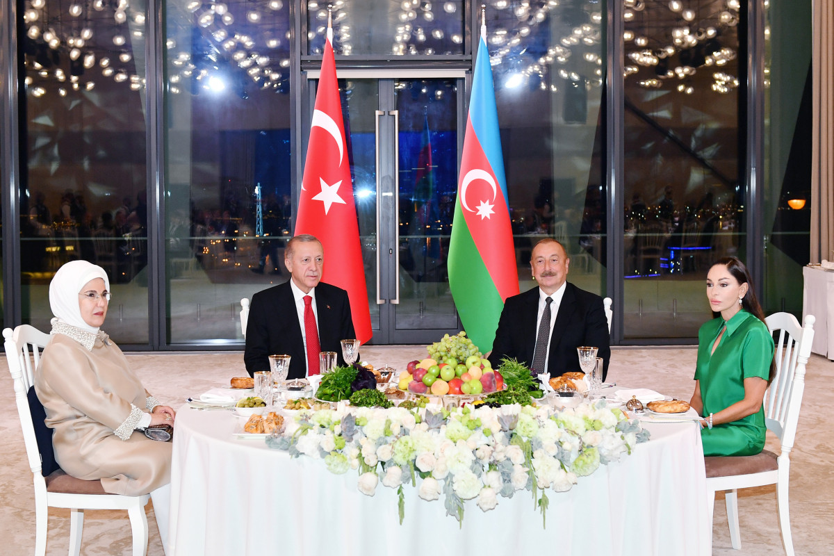 Bakıda Türkiyə Prezidenti Rəcəb Tayyib Ərdoğanın və birinci xanım Əminə Ərdoğanın şərəfinə dövlət ziyafəti verilib - YENİLƏNİB 