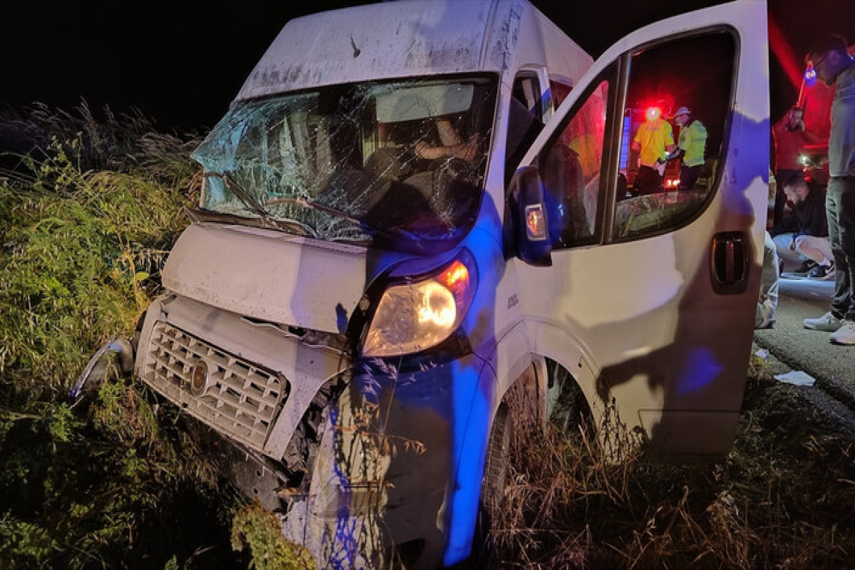 Türkiyədə mikroavtobus qəzaya uğrayıb, 14 nəfər yaralanıb