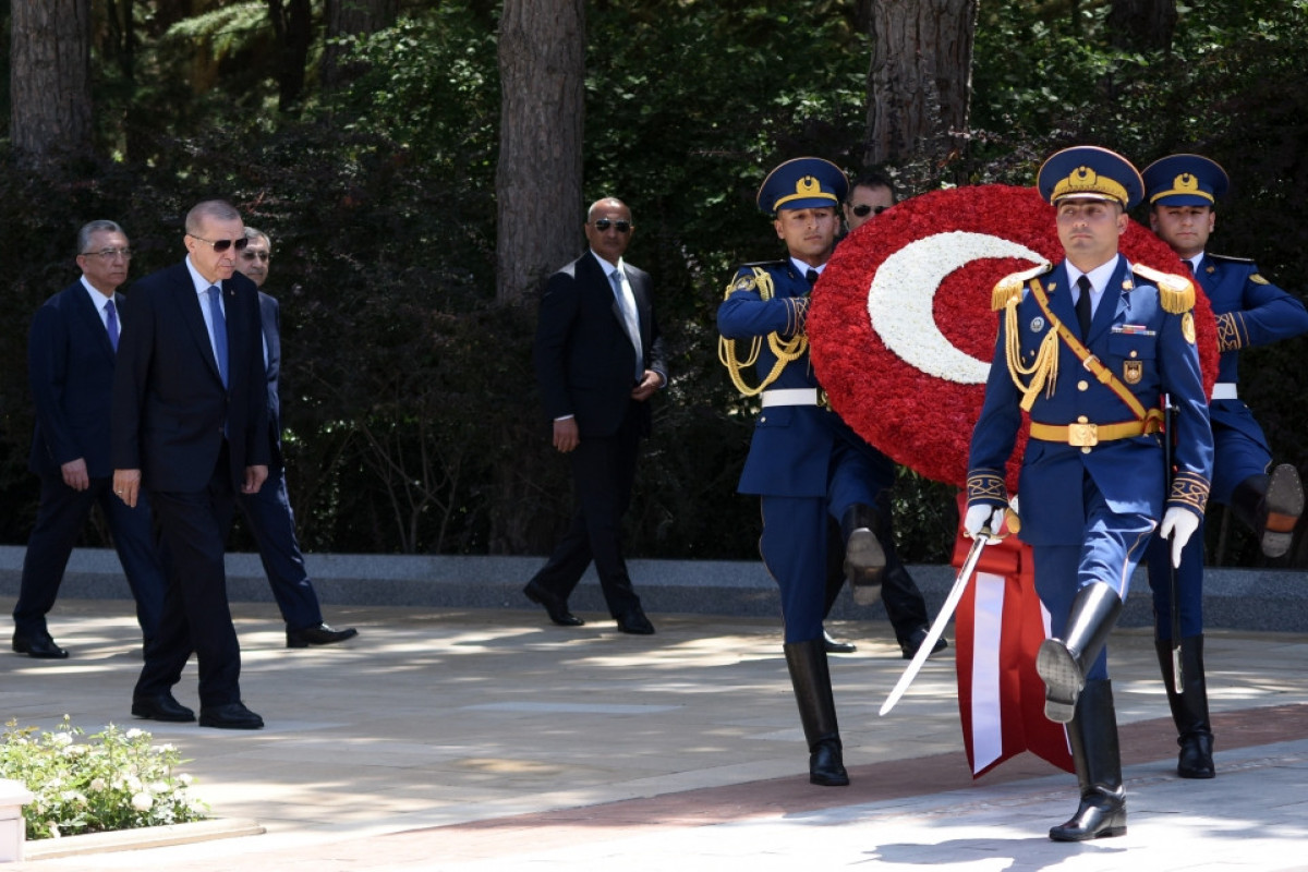 Türkiyə Prezidenti Ulu Öndər Heydər Əliyevin məzarını ziyarət edib