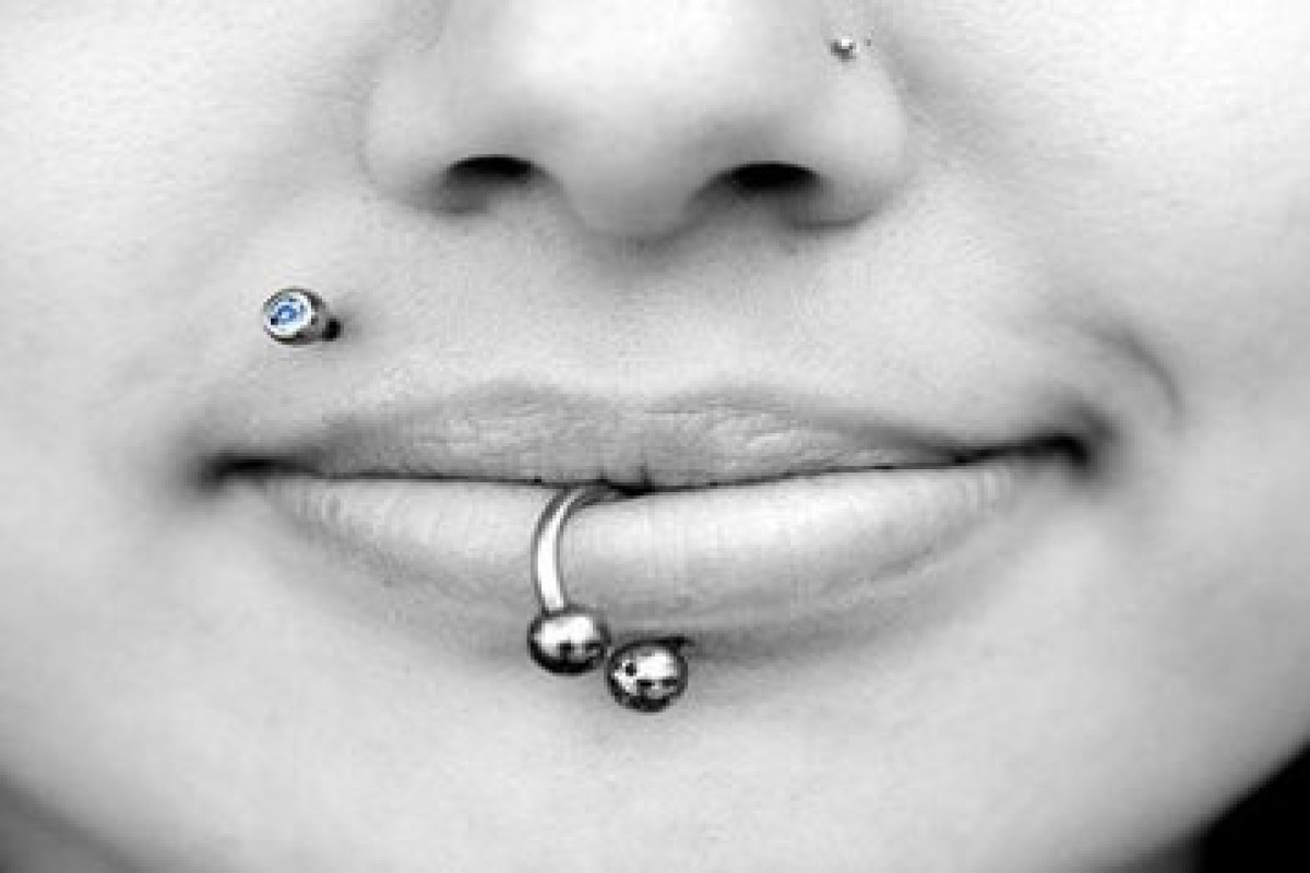 Piercing. Лабрет пирсинг губы Монро.