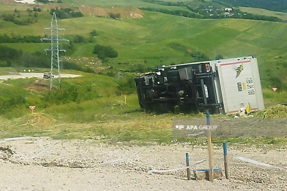 Xocalıda yük maşını aşıb - FOTO 