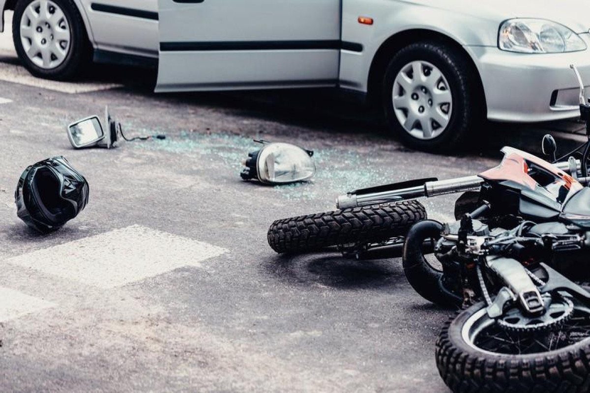 Neftçalada avtomobil motosikletlə toqquşub, ölənlər var