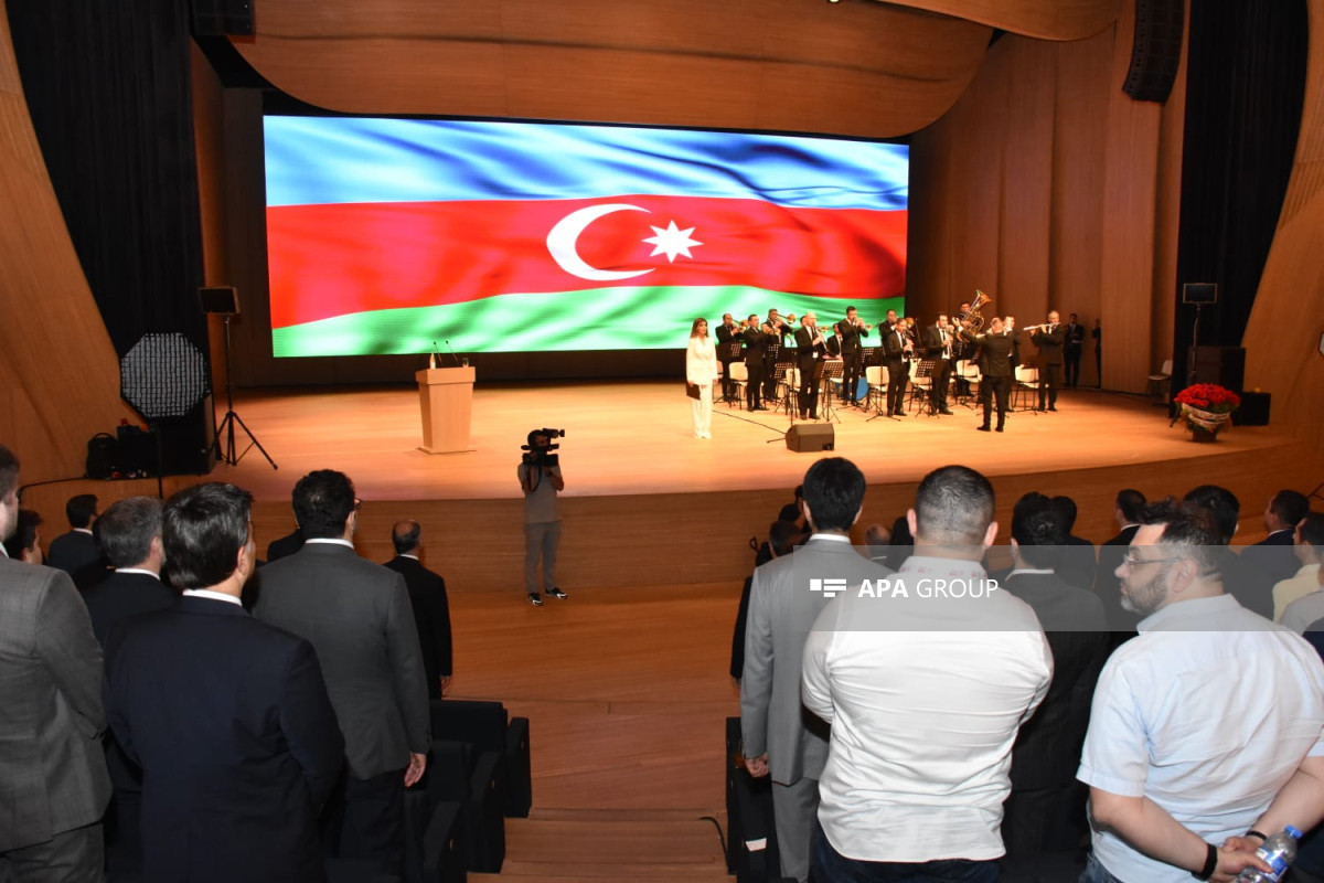 В Баку проходит I Симпозиум азербайджанских медиков мира