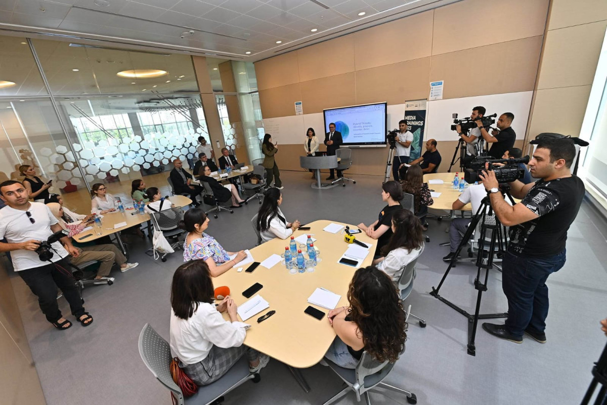 Finlandiyalı mütəxəssislərin iştirakı ilə "Media və hibrid təhdidlər" mövzusunda seminarlara başlanılıb