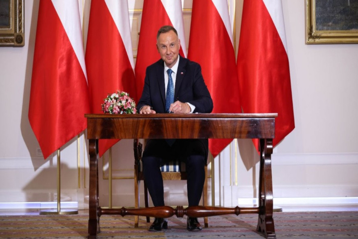 Polşada əvvəllər təhlükəsizlik orqanlarında çalışanların dövlət qulluğuna qəbulu qadağan edilib
