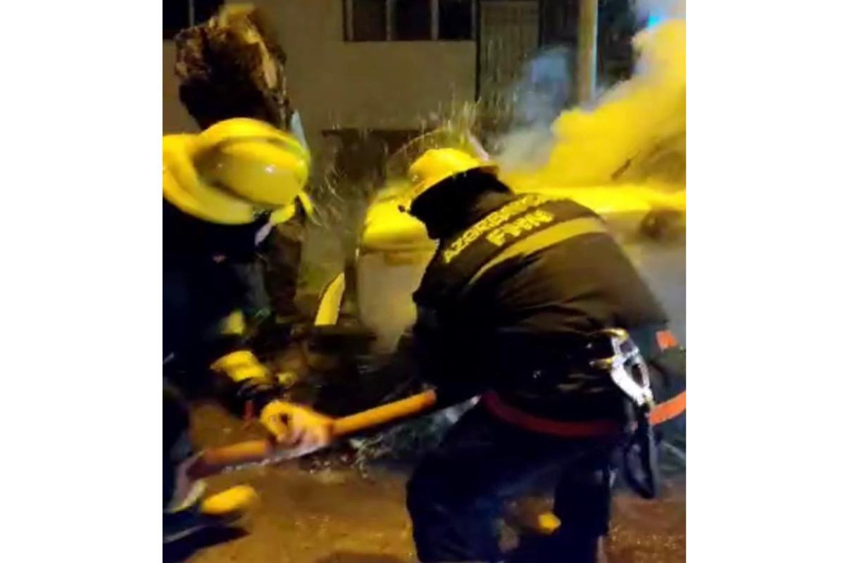 FHN Bakıda yanan avtomobilin söndürülməsi ilə bağlı əməliyyat görüntülərini yayıb  - YENİLƏNİB  - VİDEO 
