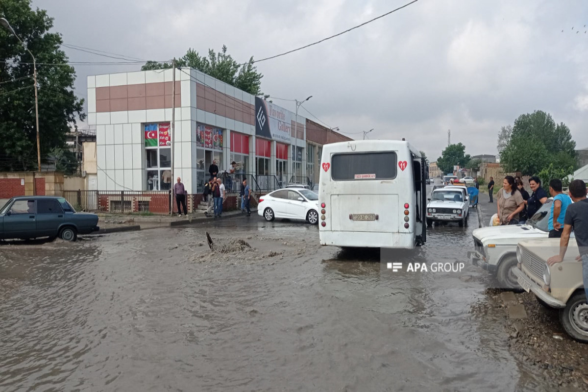 Gəncədə intensiv yağışlar fəsadlar törədib - FOTO 