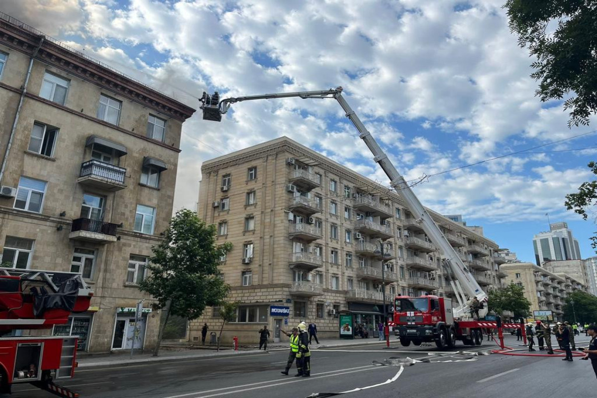 FHN: Yasamalda yaşayış binasının dam örtüyü 840m² sahədə yanıb, 28 nəfər təxliyə edilib