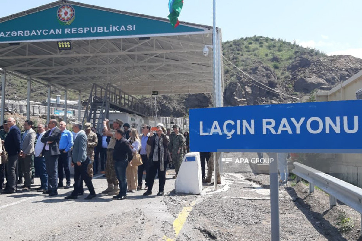 Laçın yolundan tibbi təxliyəyə şərait yaradıldığı, son təxribatla bağlı istintaqın aparıldığı əcnəbi diplomatların diqqətinə çatdırılıb
