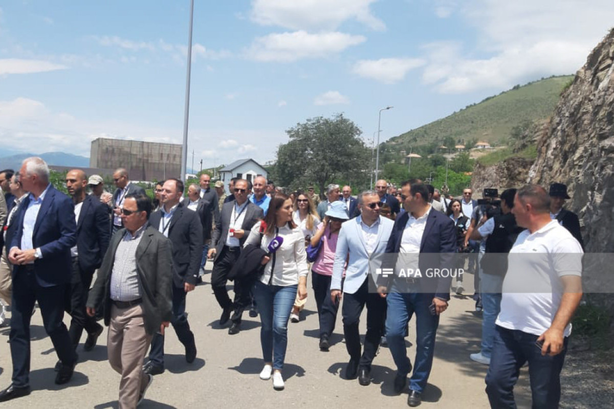 Xarici diplomatlar Laçında Heydər Əliyev küçəsində bərpa edilən tikililərlə tanış olublar