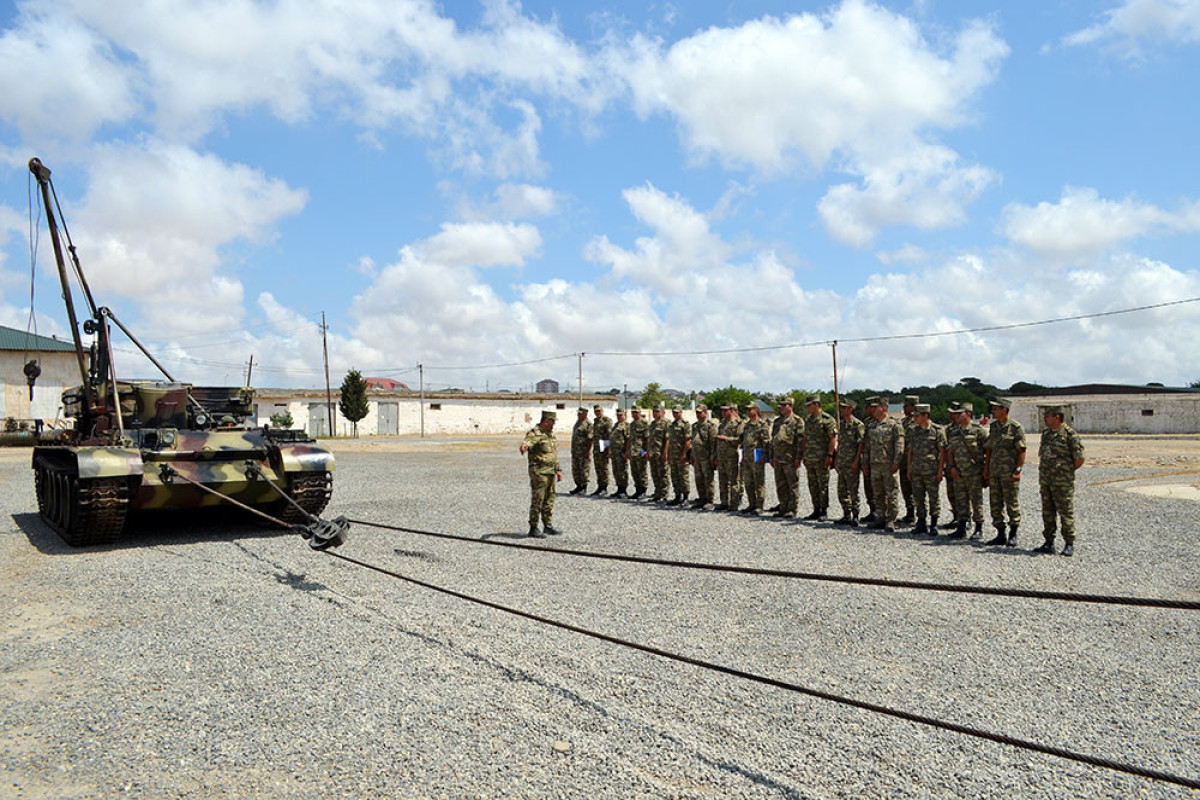 Azərbaycan Ordusunda zirehli tank xidməti rəisləri ilə toplantı keçirilib