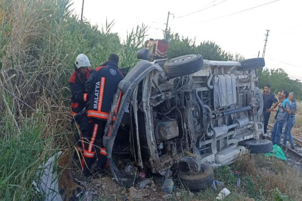 Türkiyədə mikroavtobus qatarla toqquşub, xəsarət alanlar var
