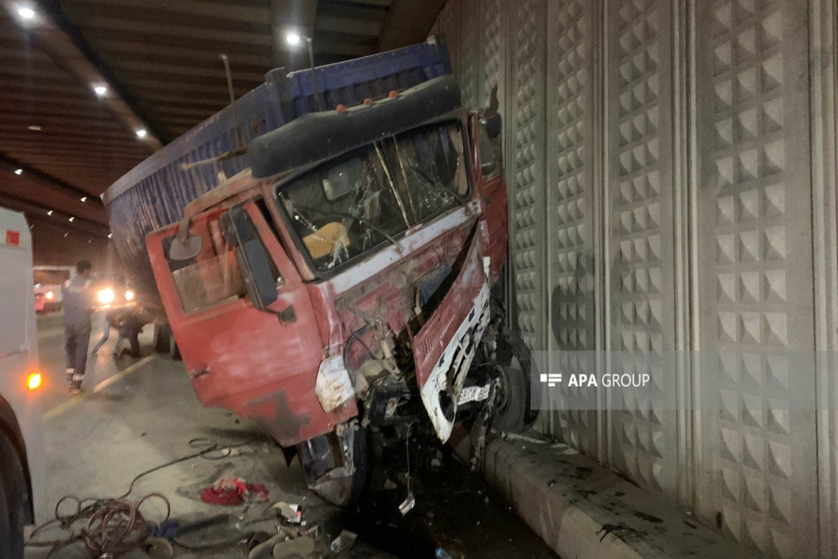 Bakıda altı avtomobilin iştirakı ilə baş verən qəza nəticəsində bağlanan yol açılıb - FOTO  - YENİLƏNİB-1  - VİDEO 