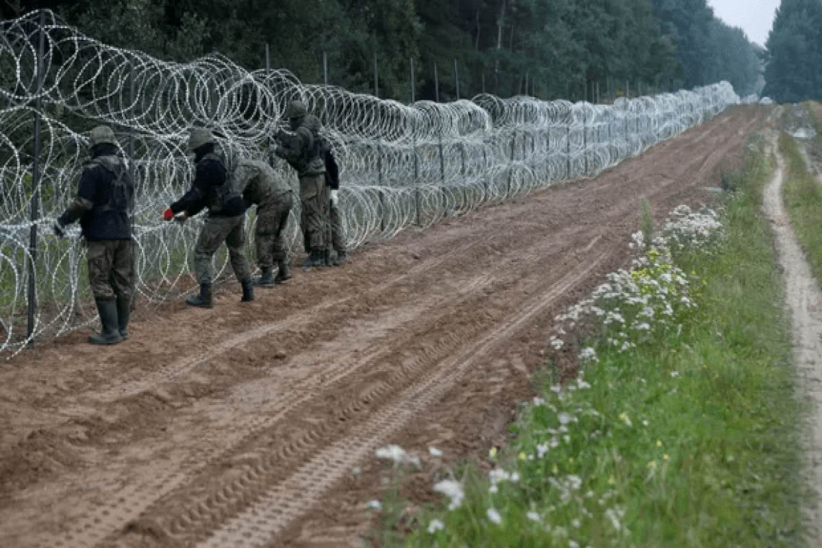 Polşa Belarusla sərhəddə nəzarəti gücləndirib