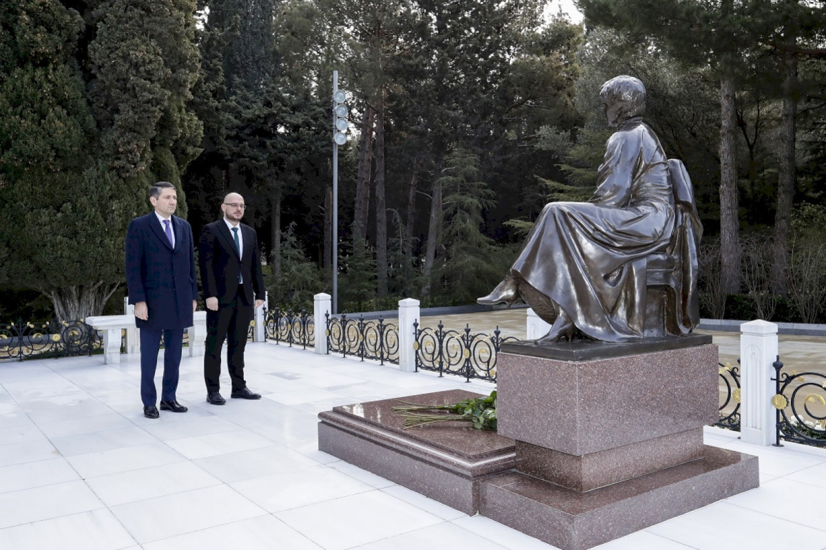 Делегация Черногории посетила Аллею почетного захоронения и Аллею шехидов