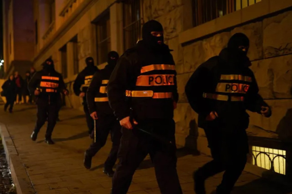 Gürcüstan Parlamentinin yaxınlığında etirazçılarla polis arasında qarşıdurma baş verib, saxlanılanlar var - VİDEO  - YENİLƏNİB 