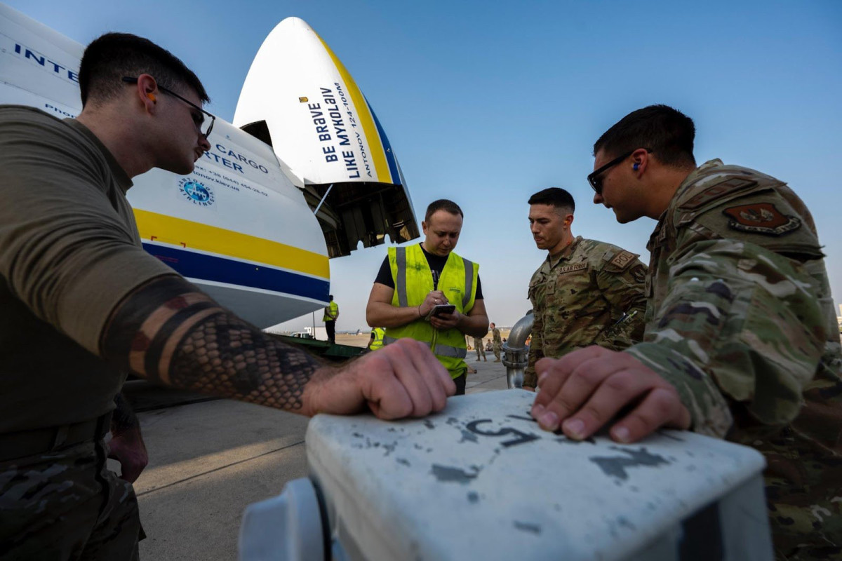 Украинский самолет доставил гуманитарную помощь в Турцию
