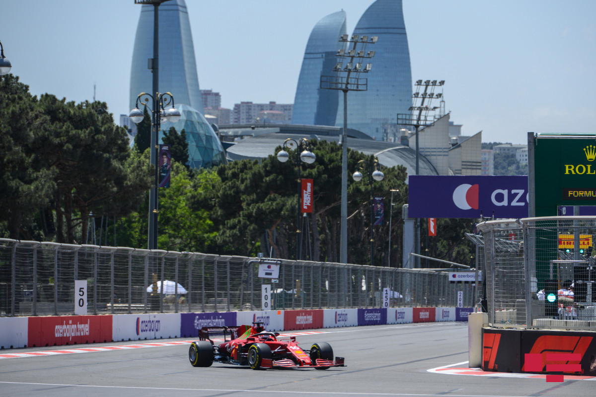 На треке Formula 1 в Баку начинается установка бетонных барьеров