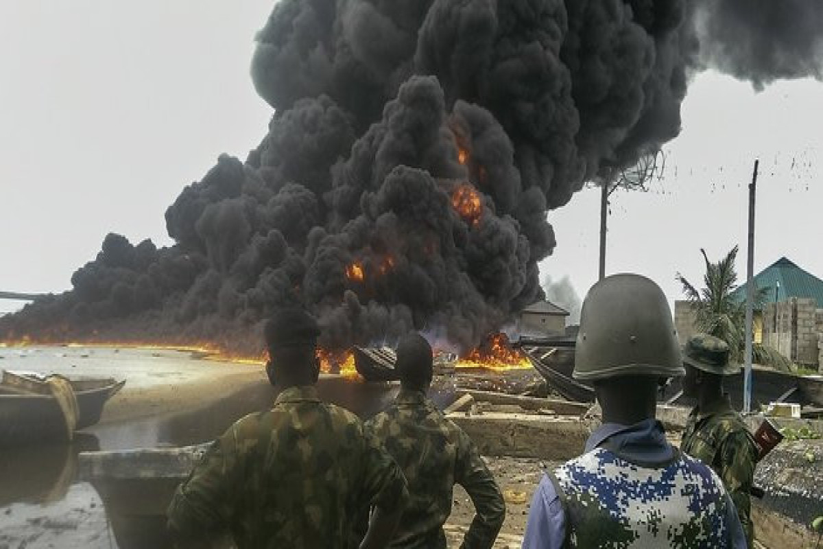 Число погибших при взрыве на нефтепроводе в Нигерии увеличилось до 15-ОБНОВЛЕНО 
