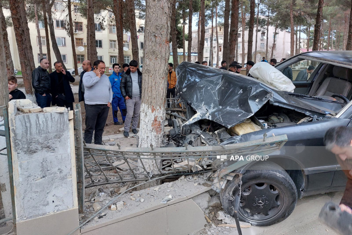 Şirvanda avtomobil əvvəl maşına, sonra parkın hasarına çırpılıb - FOTO