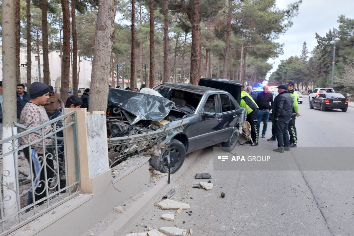 Şirvanda avtomobil əvvəl maşına, sonra parkın hasarına çırpılıb - FOTO